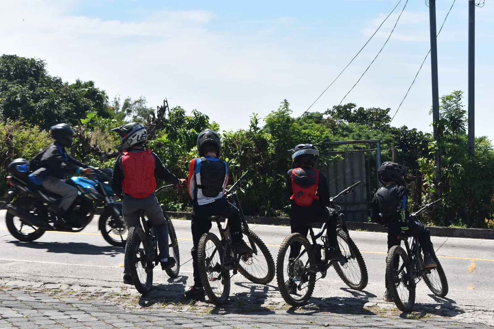 Participantes de la academia con sus bicicletas